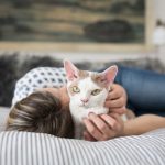 8-cat-and-girl-on-bed-cat-photographer-hugging-cat